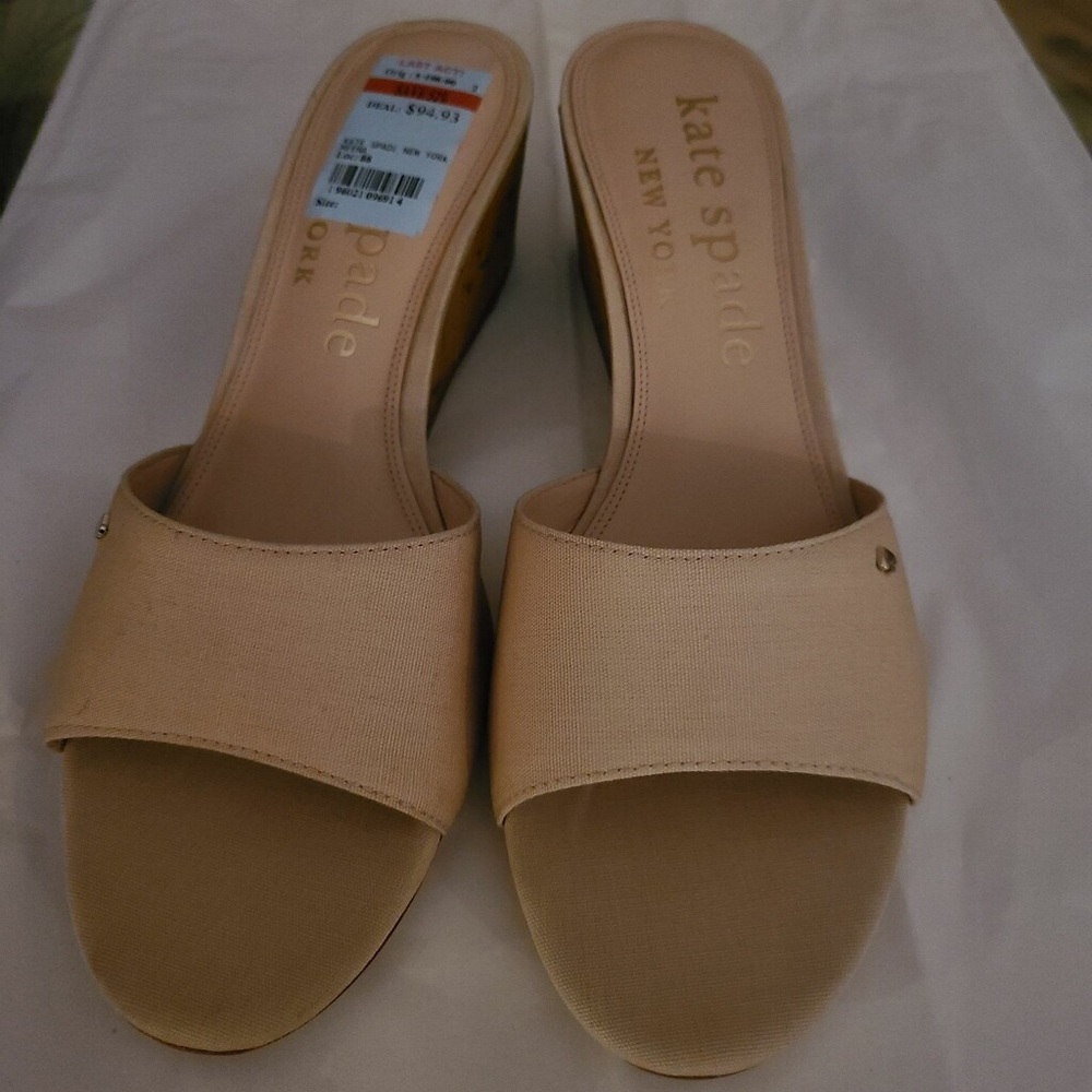 Kate Spade , NWT 9.5 b  Style meena canvas . Has box